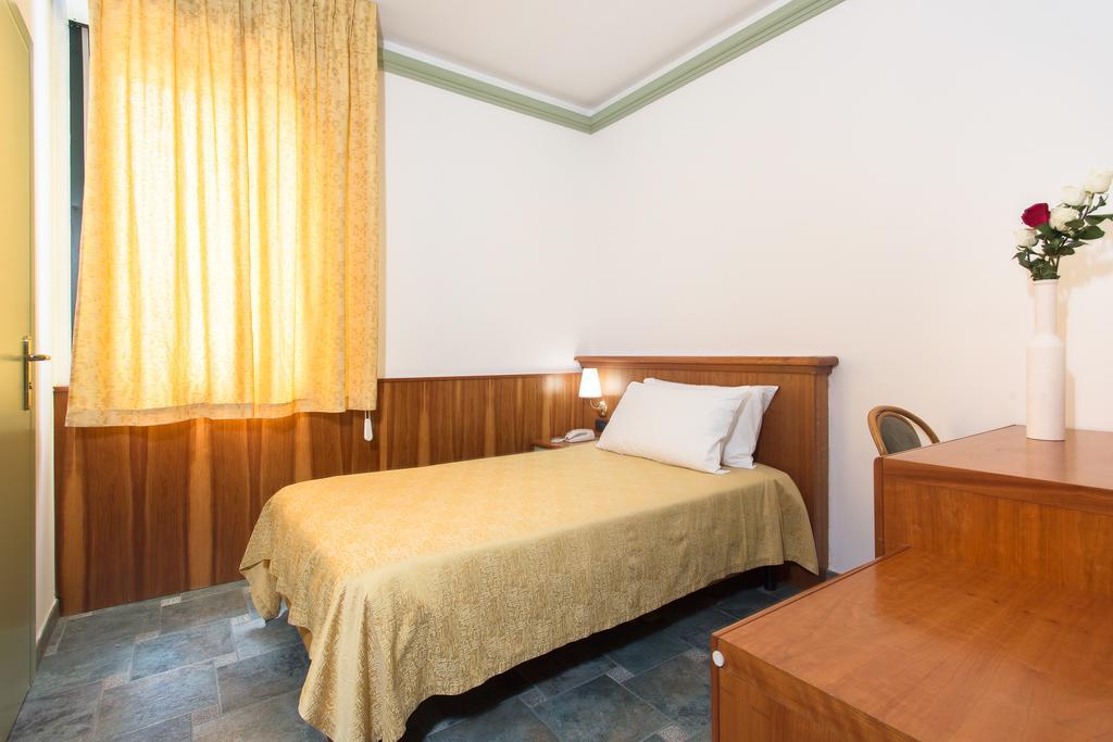Zeus Hotel 3*